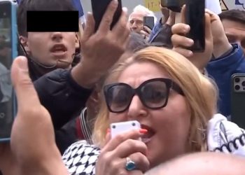 Sosoca intr un delir in fata Parchetului in timp ce procurorii o asteptau in sala Mergiti voi la