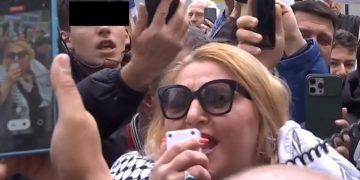 Sosoca intr un delir in fata Parchetului in timp ce procurorii o asteptau in sala Mergiti voi la