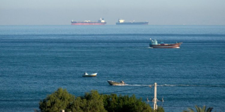 StramtoareaOrmuz noua zona fierbinte de pe harta sute de nave blocate si derivate