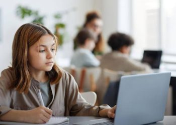 Tinerii din Romania blocati intre studii si piata muncii PUSL cere interventia de urgenta a statului