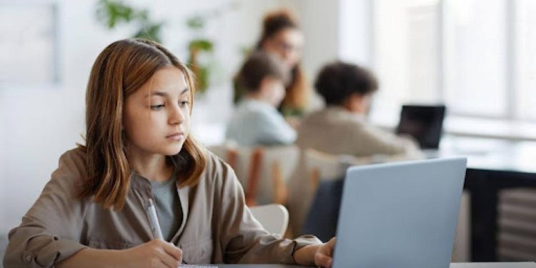 Tinerii din Romania blocati intre studii si piata muncii PUSL cere interventia de urgenta a statului