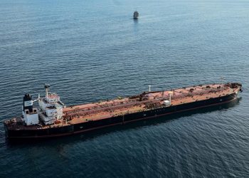 Un petrolier grecesc cu un roman la bord a fost lovit in Marea Neagra in apropierea unui