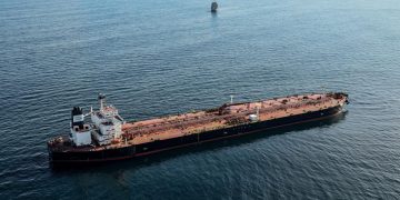 Un petrolier grecesc cu un roman la bord a fost lovit in Marea Neagra in apropierea unui