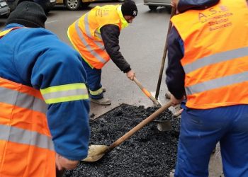 asfalt deteriorat pe soseaua mihai bravu din bucuresti craterul are o suprafata de 1 metru patrat iar traficul este