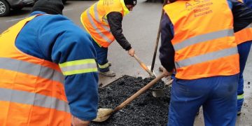 asfalt deteriorat pe soseaua mihai bravu din bucuresti craterul are o suprafata de 1 metru patrat iar traficul este