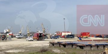 scafandrii militari continua operatiunile de cautare a persoanelor disparute in urma scufundarii remorcherului