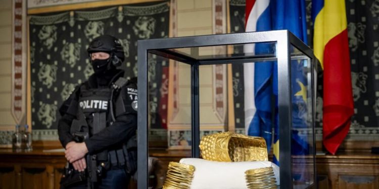 A inceput judecata in cazul furtului Coifului de la Cotofenesti si al bratariilor de aur