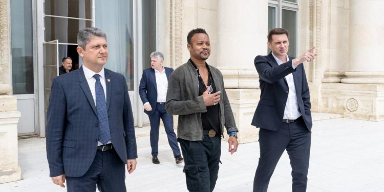 Actorul Cuba Gooding Jr a fost la Senatul Romaniei Ce cadou a primit si ce replica celebra i s a spus