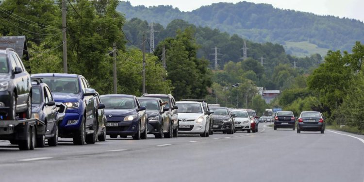 Aglomeraie pe Valea Prahovei nainte de minivacana de 1 Mai Trafic intens pe DN1