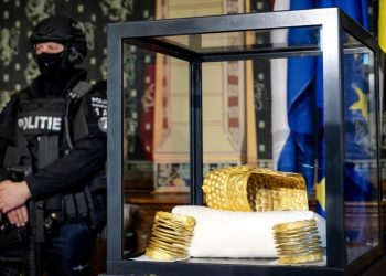 Aspectul actual al coifului de la Coțofenești și al celor două brățări dacice, furate și recuperate în... 7 Aspectul actual al coifului de la Cotofeneshti si al celor doua bratari dacice furate si recuperate in
