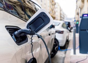 Consilierii generali decide astazi daca autoturismele electrice si hibride vor continua sa beneficieze de gratuitate in