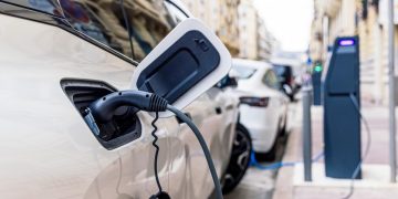 Consilierii generali decide astazi daca autoturismele electrice si hibride vor continua sa beneficieze de gratuitate in