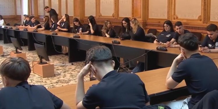 Elevii din Alexandria si au prezentat proiectul L O C A L E U in Parlament si Guvern Ce sugestii au