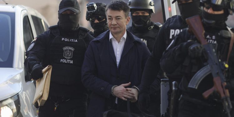 Fostul director adjunct al SIS din Republica Moldova acuzat de inalta tradare a fost extradat Alexandru Balan a fost adus la Vama Albita insotit de Politia ROMANA