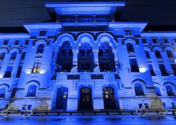 Imagini cu sediul Primariei Bucuresti iluminat in albastru cu ocazia Zilei Internationale de