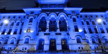 Imagini cu sediul Primariei Bucuresti iluminat in albastru cu ocazia Zilei Internationale de