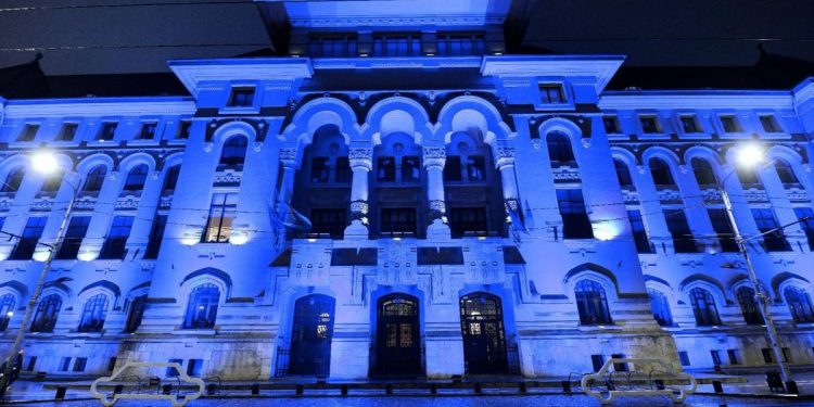 Imagini cu sediul Primariei Bucuresti iluminat in albastru cu ocazia Zilei Internationale de