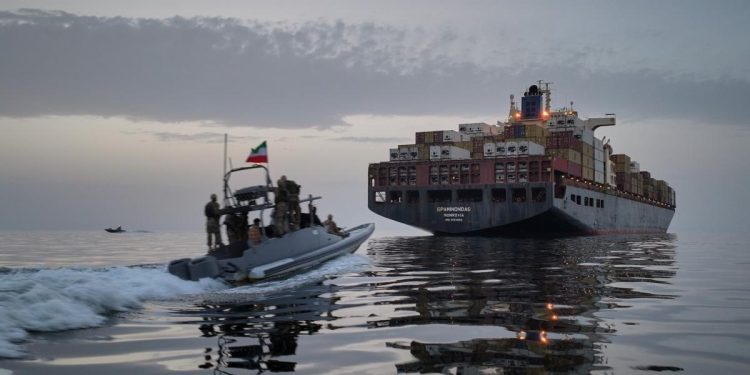 MAE Patru romani au fost retinuti de iranieni pe o nava care incerca sa traverseze Stramtoarea