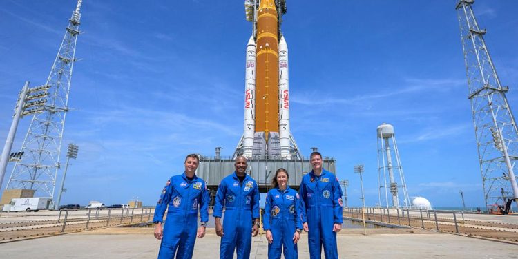 Până la Lună și înapoi: NASA va lansa în această noapte primul zbor cu echipaj uman către Lună. 1 Pana la Luna si inapoi NASA va lansa in aceasta noapte primul zbor cu echipaj uman catre Luna