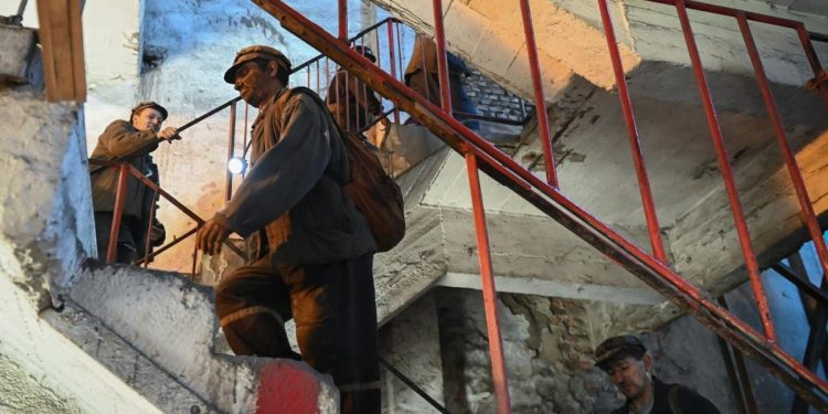 Protest in Valea Jiului Minerii nu sau mai prezentat la munca in schimbul I dupa ce au aflat ca nu vor