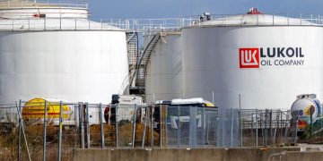 Romania poate relua activitatea rafinariei Petrotel Lukoil SUA si au dat aprobarea Ivan Vom avea preturi mai