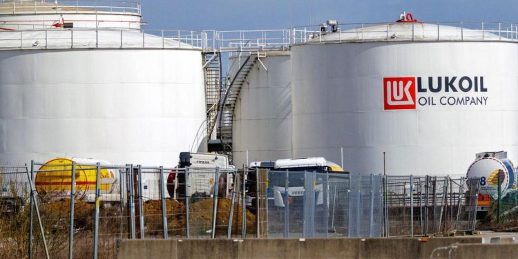 Romania poate relua operarea rafinariei Petrotel Lukoil SUA au acordat aprobatul Ivan Vom avea preuri mai