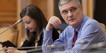 Romanii ar trebui sa fie prudenti cu cheltuielile si sa renunte la cele neesentiale afirma Daianu