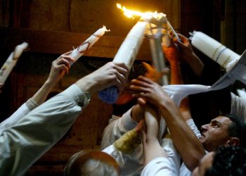 Sfanta Lumina de la Ierusalim va fi adusa in Romania cu un zbor special in Sambata Mare