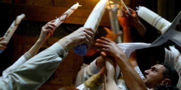 Sfanta Lumina de la Ierusalim va fi adusa in Romania cu un zbor special in Sambata Mare