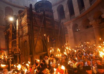 Sfanta Lumina va fi adusa in Romania de Sambata Mare printr o cursa speciala din Ierusalim