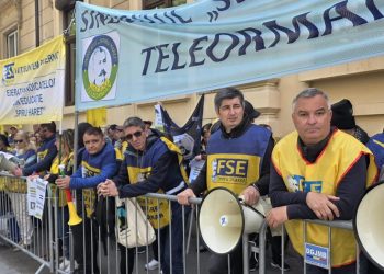 Sindicalistii din Educatie au protestat cu sirene si vuvuzele in fata Ministerului Nu ne fortati sa