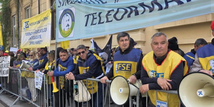 Sindicalistii din Educatie au protestat cu sirene si vuvuzele in fata Ministerului Nu ne fortati sa