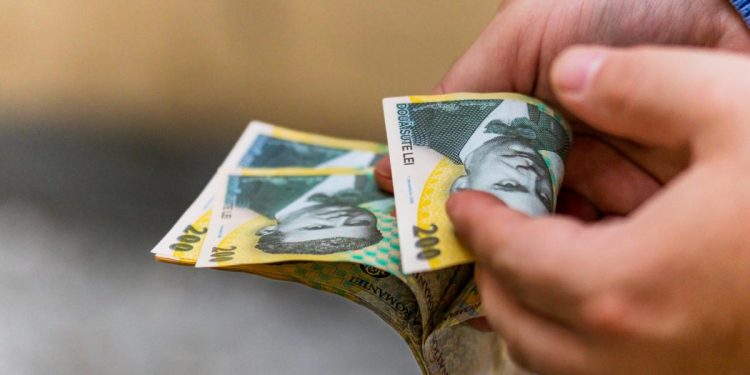 Solutia gasita de pensionari pentru a face fata cresterii preturilor cauzate de criza carburantilor