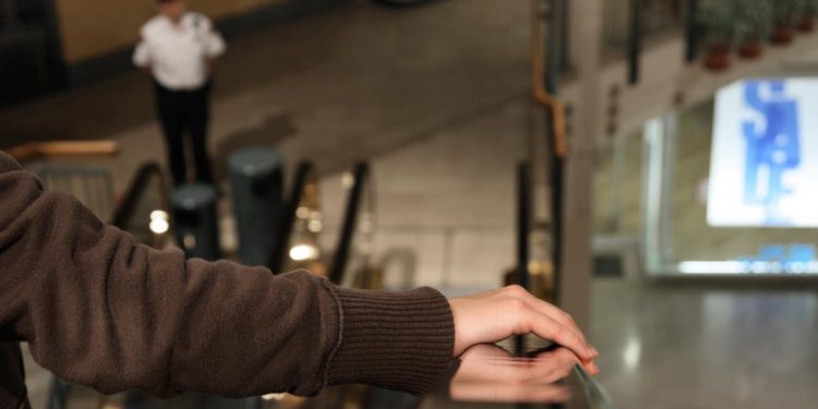 Tanara din Bucuresti agresata brutal de iubit si tinuta captiva Cu o coasta fracturata a reusit sa l convinga