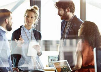 Tendinta migratiei tinerilor catre vest reinvie Ce pierderi sufera economia Romaniei Aceasta implica si