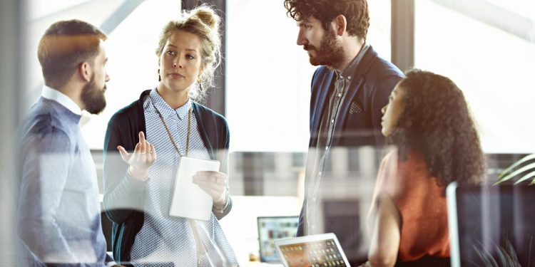 Tendinta migratiei tinerilor catre vest reinvie Ce pierderi sufera economia Romaniei Aceasta implica si