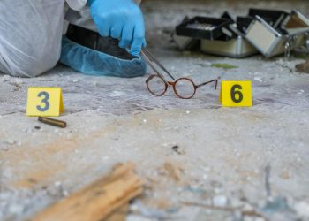 Trei ipoteze in legatura cu moartea medicului gasit injunghiat in apartament aproape ca nu s a tinut cont de apropiati