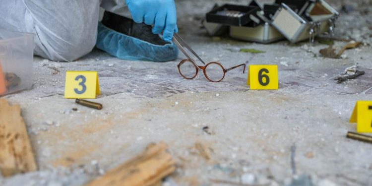 Trei ipoteze in legatura cu moartea medicului gasit injunghiat in apartament aproape ca nu s a tinut cont de apropiati