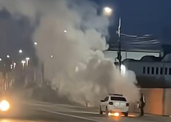 Un automobil de politie Logan a fost cuprins de flacari in timpul circulatiei pe o strada din Iasi