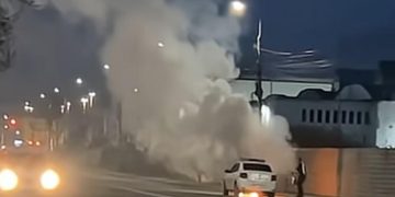 Un automobil de politie Logan a fost cuprins de flacari in timpul circulatiei pe o strada din Iasi