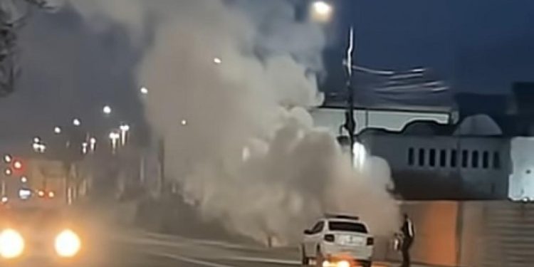 Un automobil de politie Logan a fost cuprins de flacari in timpul circulatiei pe o strada din Iasi