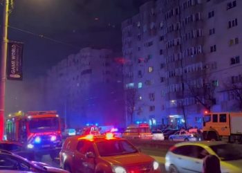 Incendiu devastator într-un bloc de pe Calea Vitan din București: 9 persoane evacuate, una a suferit un stop cardiac... 1 incendiu devastator intr un bloc de pe calea vitan din bucuresti 9 persoane evacuate una a suferit un stop cardiac