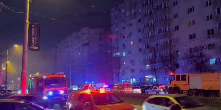 incendiu devastator intr un bloc de pe calea vitan din bucuresti 9 persoane evacuate una a suferit un stop cardiac