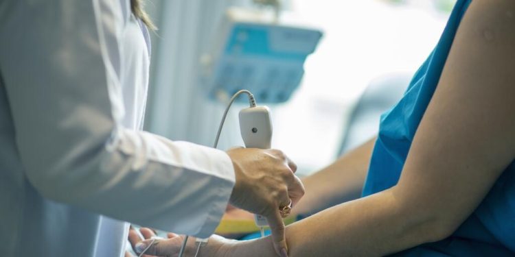 prima zi de concediu medical remunerata pentru anumite categorii de pacienti exceptiile aprobate astazi in parlament