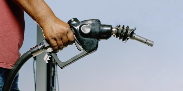 Cat cost motorina i benzina vineri 1 mai Carburantii s au scumpit cu 20 de bani Petrolul