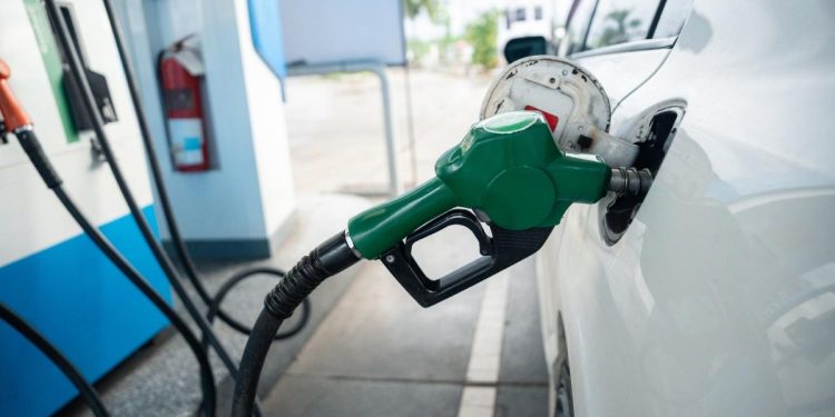 Cat costa motorina si benzina duminica 3 mai Preturile carburanilor au crescut din nou la statiile de alimentare