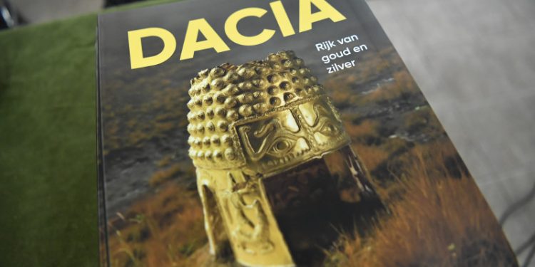 Coiful de aur de la Cotofenesti si cele doua bratari dacice expuse temporar la Muzeul National de Istorie vor fi supuse procesului de restaurare