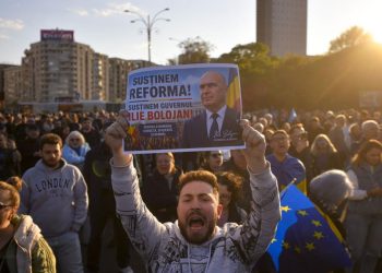 Mit ing pro Bolojan in Piata Victoriei cu doua zile inainte de motiunea de cenzura