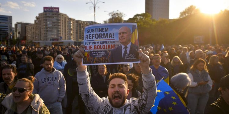 Mit ing pro Bolojan in Piata Victoriei cu doua zile inainte de motiunea de cenzura