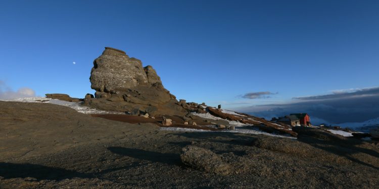 Terenul pe care se afla monumentele naturale Babele si Sfinxul este in proprietatea comunei Moroeni din judetul Dambovita